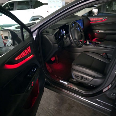 Ambient Light rosse Lexus NX 350h - abitacolo anteriore